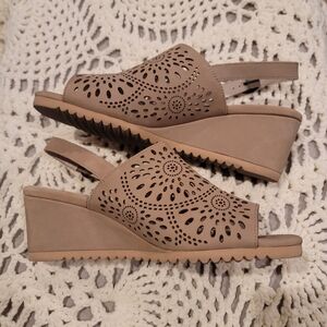 David Tate Women's SMASHING NUBUCK SQUARE TOE WEDGE SANDALS Size 9M Beige